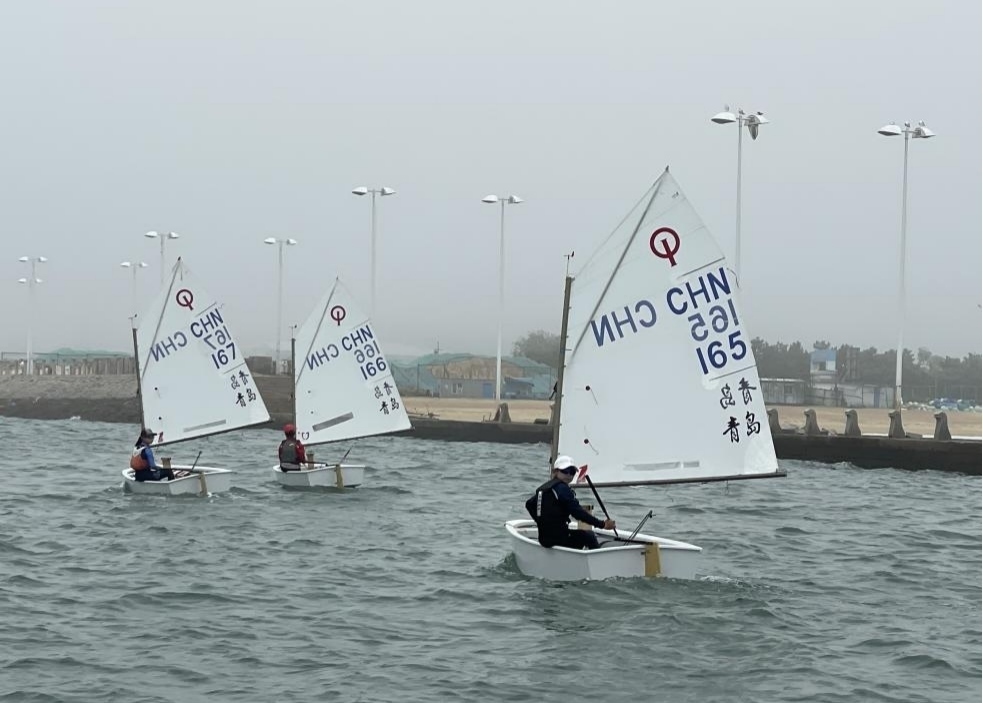 青島市嶗山區(qū)中韓小學(xué)帆船社團(tuán)進(jìn)行帆船訓(xùn)練。青島市嶗山區(qū)教育和體育局供圖