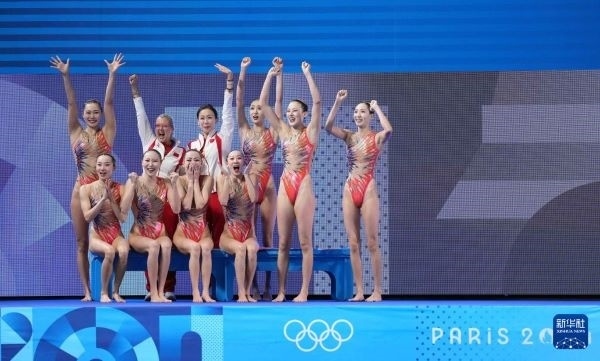 北京時(shí)間8月8日凌晨，巴黎奧運(yùn)會花樣游泳集體項(xiàng)目的最后一項(xiàng)比賽集體技巧自選在巴黎奧林匹克水上運(yùn)動中心舉行。中國隊(duì)奪得花樣游泳集體項(xiàng)目金牌。圖為中國隊(duì)在比賽后慶祝奪冠。新華社記者 薛宇舸 攝