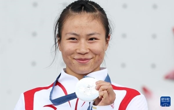 北京時(shí)間8月7日，在巴黎奧運(yùn)會攀巖女子速度賽比賽中，中國選手鄧麗娟獲得銀牌。圖為亞軍中國選手鄧麗娟在頒獎儀式上。新華社記者 高靜 攝