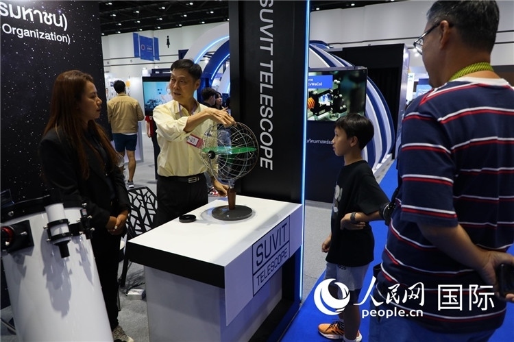 專家向觀眾講述航天知識。人民網(wǎng)記者簡承淵攝。