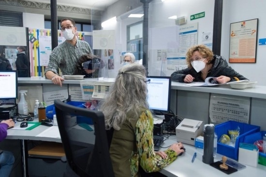 1月15日，人們在西班牙馬德里一家診所內(nèi)就診。新華社發(fā)（古斯塔沃·巴連特攝）