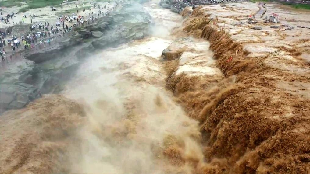 黃河壺口瀑布水量大增，出現(xiàn)壯美黃色瀑布群景觀。新華社發(fā) 呂桂明 攝