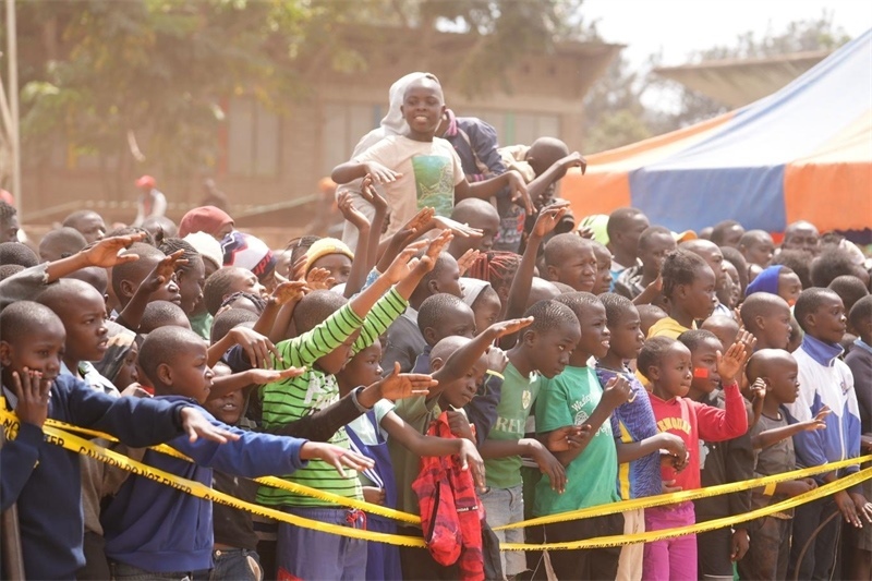 孩子們觀看達(dá)人秀。主辦方供圖