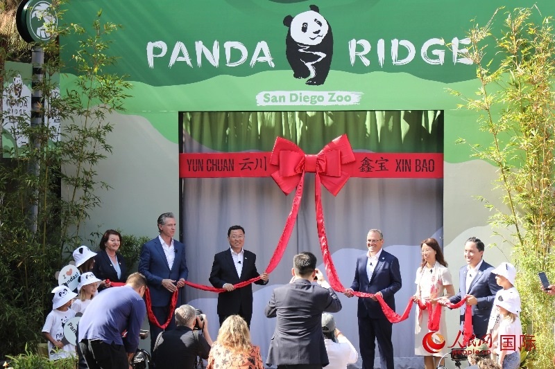 1、中國(guó)駐美國(guó)大使謝鋒、加州州長(zhǎng)紐森、圣迭戈市市長(zhǎng)格洛利亞等人共同為“熊貓嶺”開館剪彩。 人民網(wǎng)記者 李志偉攝