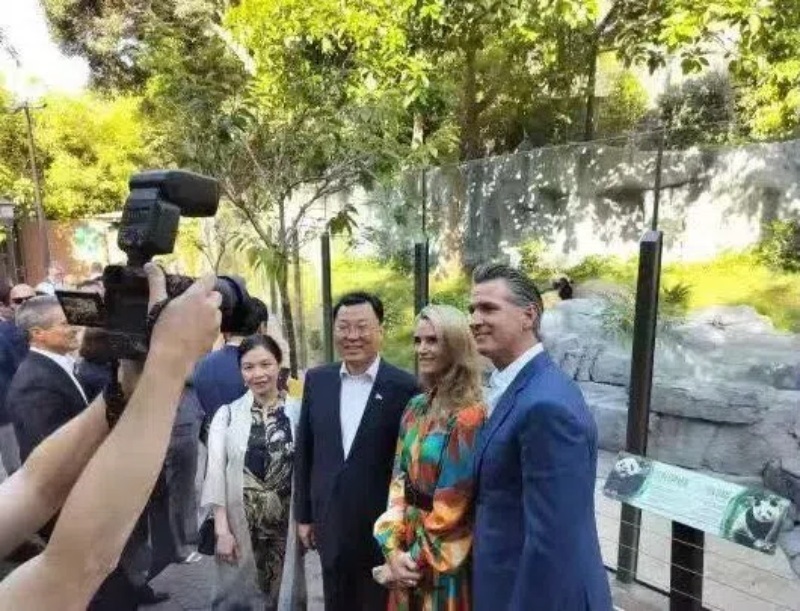 謝鋒大使及夫人與加州州長(zhǎng)紐森夫婦在圣迭戈動(dòng)物園大熊貓館前合影。圖片為中國(guó)駐美大使館提供