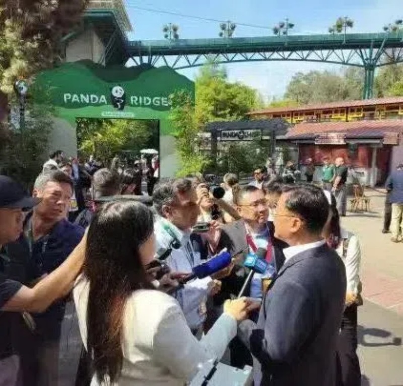 謝鋒大使現(xiàn)場(chǎng)接受記者采訪。中國(guó)駐美大使館供圖