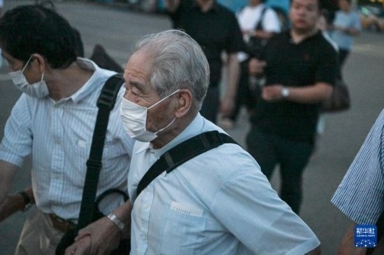 8月12日晚，侵華日軍第七三一部隊（簡稱“731部隊”）“少年隊”原隊員清水英男，乘機抵達哈爾濱。新華社記者 王松 攝