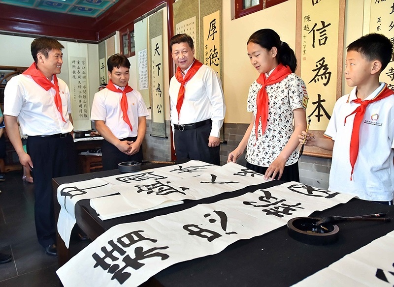 2014年5月30日，習(xí)近平總書記來到北京市海淀區(qū)民族小學(xué)，參加慶?！傲弧眹H兒童節(jié)活動。這是總書記觀看學(xué)生書寫的毛筆字。