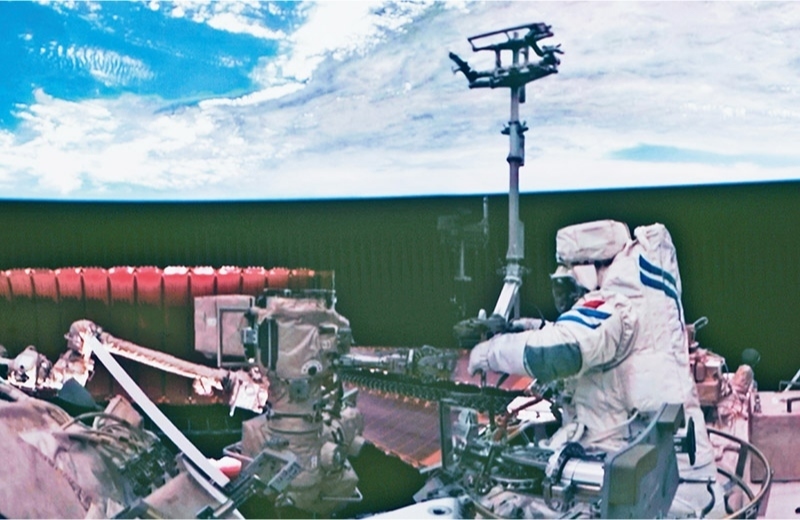 黨的十八大以來，我國科技事業(yè)取得歷史性成就、發(fā)生歷史性變革，科技自立自強(qiáng)成果持續(xù)涌現(xiàn)。圖為2024年7月3日在北京航天飛行控制中心拍攝的神舟十八號航天員李聰在空間站組合體艙外作業(yè)的畫面。 新華社記者 郭中正/攝