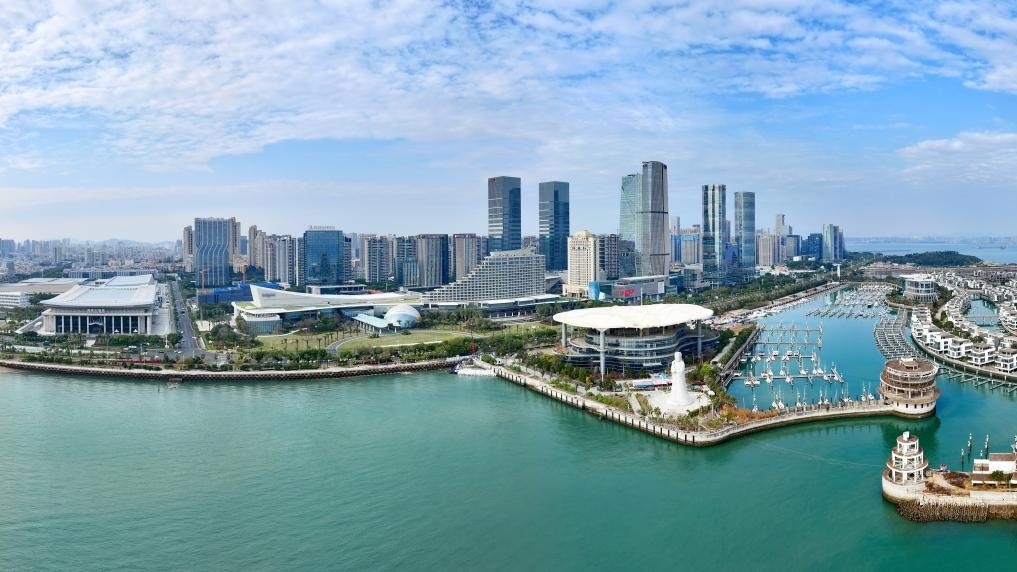 2024年1月24日拍攝的廈門國際會議中心、環(huán)島路一帶濱海城市景觀。新華社記者姜克紅攝