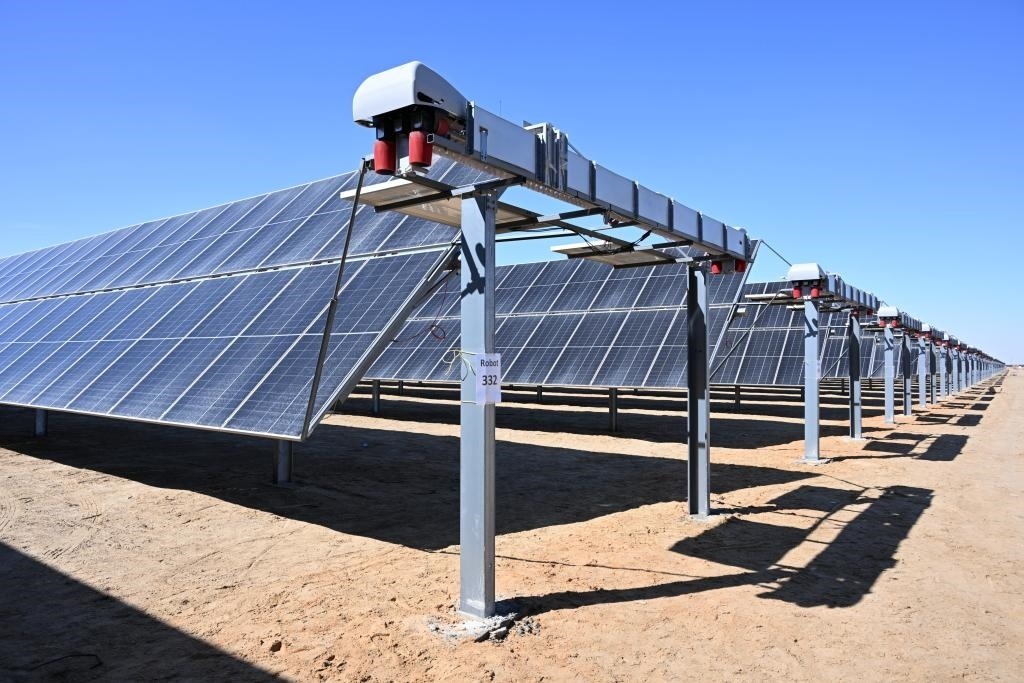 這是2023年3月18日在位于阿聯酋阿布扎比南部的艾爾達芙拉光伏電站拍攝的光伏板。新華社發(fā)（中國機械設備工程股份有限公司阿布扎比分公司供圖）