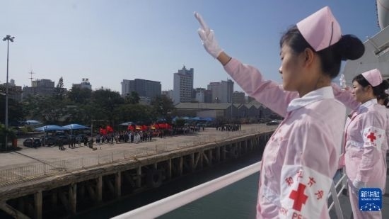 當(dāng)?shù)貢r(shí)間8月16日上午10時(shí)許，執(zhí)行“和諧使命-2024”任務(wù)的中國(guó)海軍“和平方舟”號(hào)醫(yī)院船圓滿結(jié)束對(duì)莫桑比克的訪問，駛離馬普托港，前往本次任務(wù)第五站南非。新華社發(fā)（曹春耀 攝）