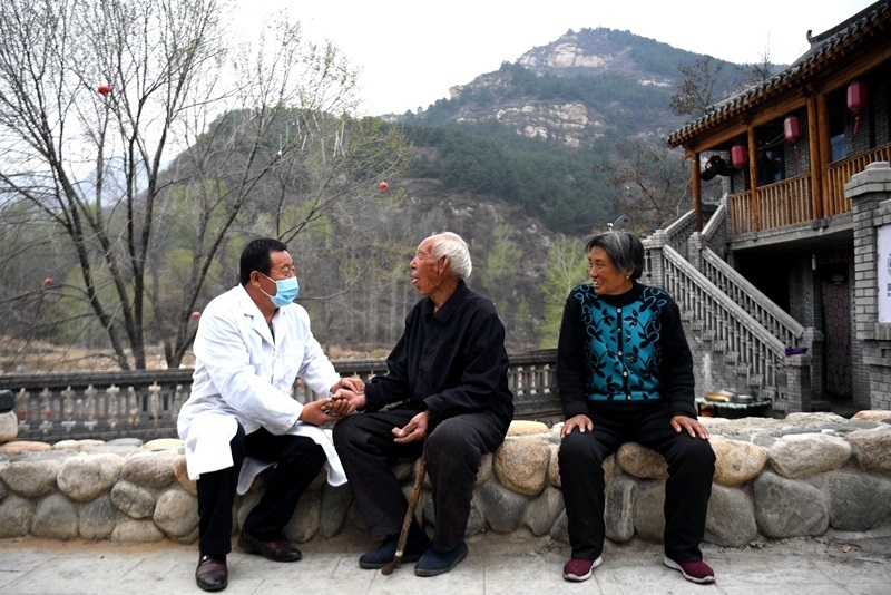2020年4月15日，在河北阜平縣龍泉關(guān)鎮(zhèn)駱駝灣村，村醫(yī)霍建國(guó)為村民把脈。
