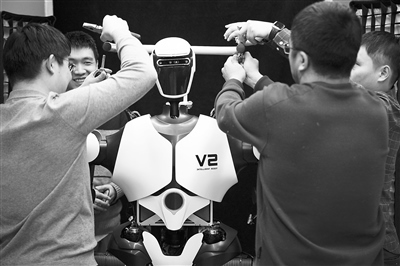 科研人員在調(diào)試機(jī)器人。新華社記者 金立旺攝