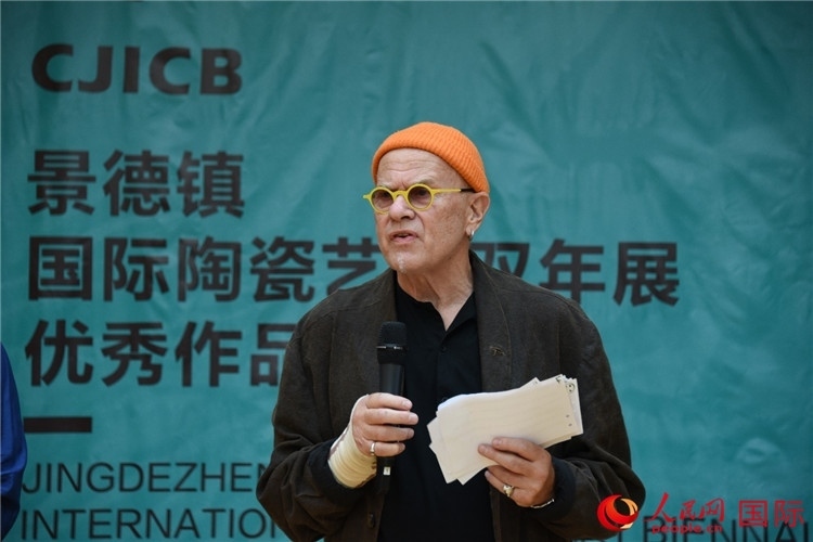 瑞典藝術家托比恩·卡爾斯博致辭。人民網(wǎng)記者 殷淼攝