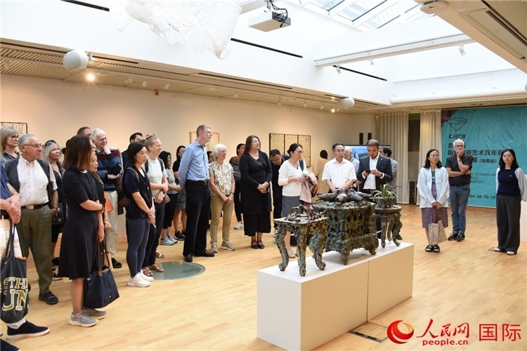 來賓參觀展覽作品。人民網(wǎng)記者 殷淼攝