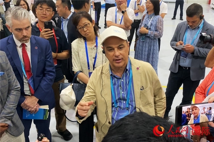 阿根廷駐華大使馬致遠與億華通動力科技有限公司總經(jīng)理于民討論關(guān)切問題。人民網(wǎng) 宋歌攝