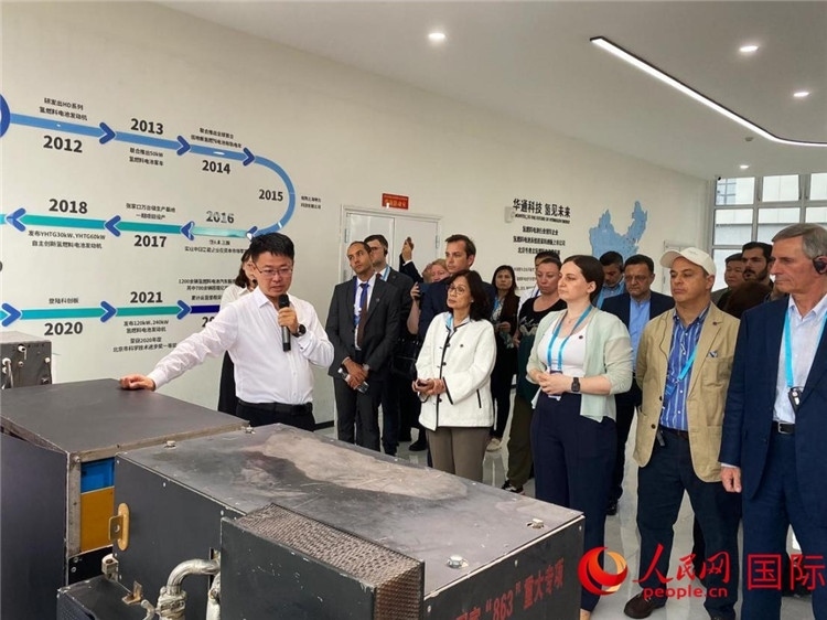 于民向駐華外交官和國際組織駐華代表介紹企業(yè)發(fā)展情況。人民網(wǎng) 宋歌攝