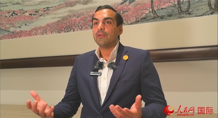 毛里求斯民議會(huì)議長(zhǎng)阿德里安·夏爾·杜瓦爾接受媒體采訪。人民網(wǎng) 鐘文興攝