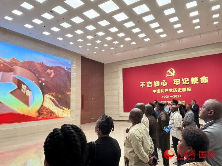 代表團參觀“不忘初心 牢記使命”中國共產(chǎn)黨歷史展覽。人民網(wǎng) 曹欣悅攝