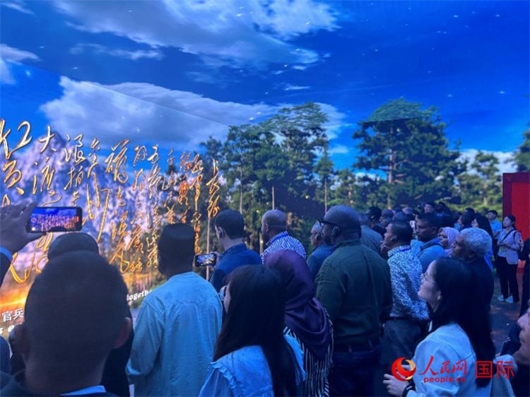 代表團在全景影院中感受長征場景。人民網(wǎng) 曹欣悅攝