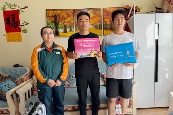 劉傲寒父子收到錄取通知書。北航供圖