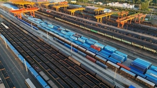 這是2024年8月14日在黑龍江綏芬河鐵路口岸集裝箱換裝場(chǎng)拍攝的集裝箱換裝作業(yè)現(xiàn)場(chǎng)（無人機(jī)照片）。今年前七個(gè)月，綏芬河鐵路口岸開行中歐班列573列，運(yùn)量達(dá)55246標(biāo)箱，同比分別增長(zhǎng)23%和18%，班列數(shù)量持續(xù)保持高位運(yùn)行。