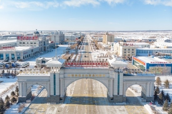 這是2024年1月31日拍攝的中國(guó)（黑龍江）自由貿(mào)易試驗(yàn)區(qū)黑河片區(qū)（無人機(jī)照片）。五年來，中國(guó)（黑龍江）自由貿(mào)易試驗(yàn)區(qū)將“試驗(yàn)田”種成“高產(chǎn)田”，以全省萬分之三的面積，貢獻(xiàn)了全省約五分之一的實(shí)際使用外資和七分之一的外貿(mào)進(jìn)出口，在對(duì)外合作、降低物流成本、培育特色產(chǎn)業(yè)和新業(yè)態(tài)新模式等方面深入探索，成功產(chǎn)出超過300項(xiàng)制度創(chuàng)新成果。