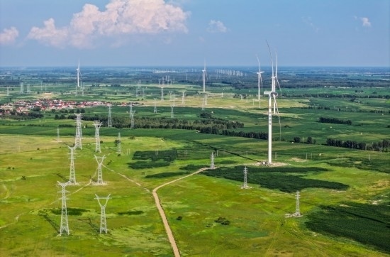 這是2024年7月19日拍攝的內(nèi)蒙古通遼238萬千瓦風(fēng)電項(xiàng)目（無人機(jī)照片）。此項(xiàng)目每年可將75億千瓦時(shí)清潔電能經(jīng)扎魯特—青州±800（千伏）直流特高壓外送通道送至山東地區(qū)消納，相當(dāng)于滿足受端地區(qū)超過300萬戶居民家庭用電需求，節(jié)約標(biāo)煤261萬噸，減少二氧化碳排放634萬噸。