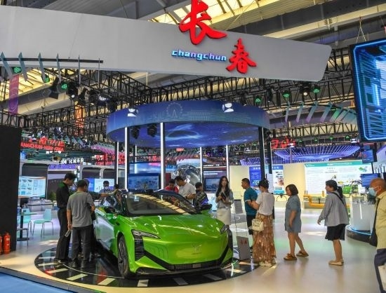 2023年8月23日，人們?cè)诘谑膶弥袊?guó)—東北亞博覽會(huì)上參觀一汽紅旗新能源車型。