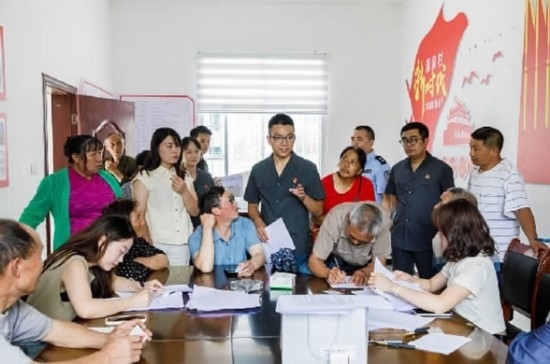 圖為2024年8月6日，重慶市奉節(jié)縣人民法院興隆人民法庭庭長費(fèi)明軍（中）在做調(diào)解工作。蹇懿 攝