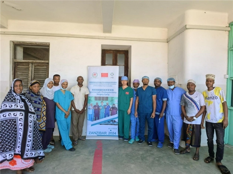 隊長蔣國慶（右七）和手術(shù)醫(yī)生、部分患者合影。中國援桑醫(yī)療隊供圖