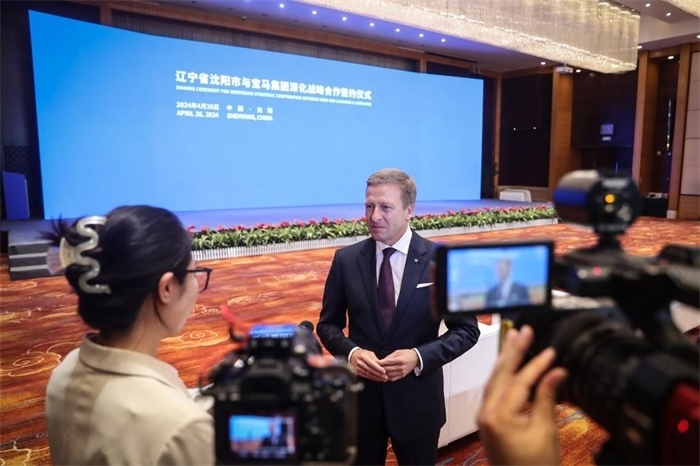 2024年4月26日，寶馬集團(tuán)董事長(zhǎng)齊普策在遼寧省沈陽(yáng)市與寶馬集團(tuán)深化戰(zhàn)略合作簽約儀式現(xiàn)場(chǎng)接受采訪(fǎng)。新華社記者潘昱龍攝