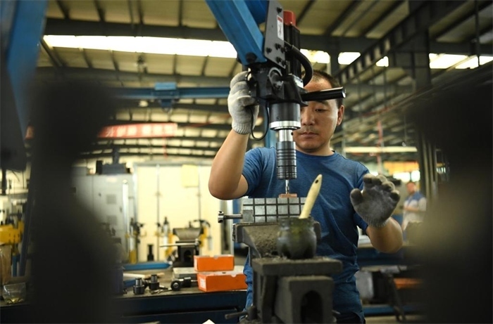 2024年7月30日，在長(zhǎng)春吉林通用機(jī)械（集團(tuán)）有限責(zé)任公司模具裝配生產(chǎn)線(xiàn)，鉗工在進(jìn)行攻絲操作。近年來(lái)，吉林通用機(jī)械（集團(tuán)）有限責(zé)任公司通過(guò)數(shù)字化改造、智能化升級(jí)提高生產(chǎn)效率，提升產(chǎn)業(yè)競(jìng)爭(zhēng)力，已成為全球鋁加工汽車(chē)輕量化零部件知名供應(yīng)商，為奧迪、大眾、寶馬、奔馳、保時(shí)捷等多家品牌主機(jī)廠(chǎng)供應(yīng)零件。新華社記者柳文惠攝