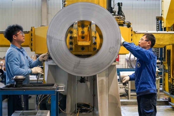 2023年3月16日，工人在位于太倉(cāng)市高新區(qū)的威爾斯新材料（太倉(cāng)）有限公司生產(chǎn)車(chē)間內(nèi)進(jìn)行加工作業(yè)。新華社記者李博攝