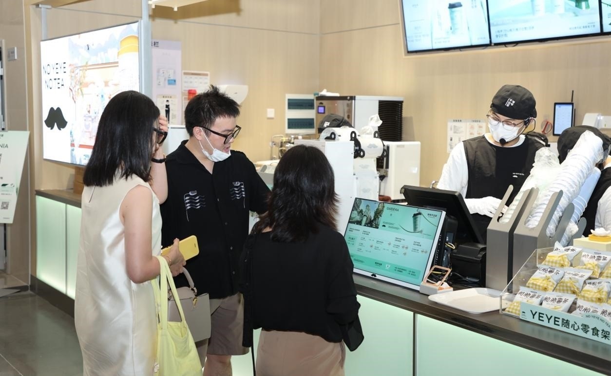 “爺爺不泡茶”奶茶品牌店。人民網(wǎng) 王戰(zhàn)雄攝