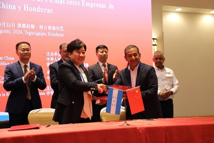 活動(dòng)現(xiàn)場(chǎng)。埃內(nèi)斯托·多明戈斯攝