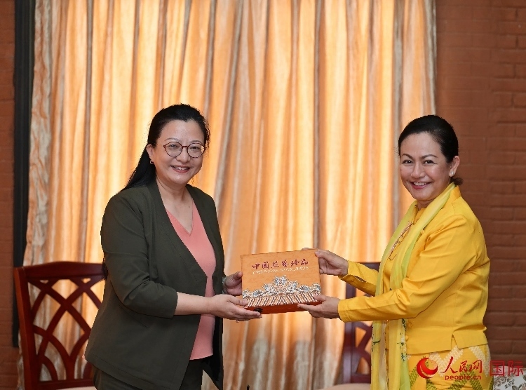 馬珈大使向岱岱楷部長(zhǎng)贈(zèng)送中國(guó)特色紀(jì)念品。人民網(wǎng)記者 謝佳君攝