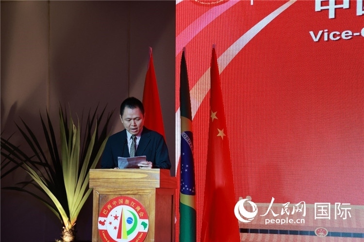 中國駐里約總領(lǐng)館副總領(lǐng)事王尉育宣讀賀電。人民網(wǎng)記者 陳海琪攝