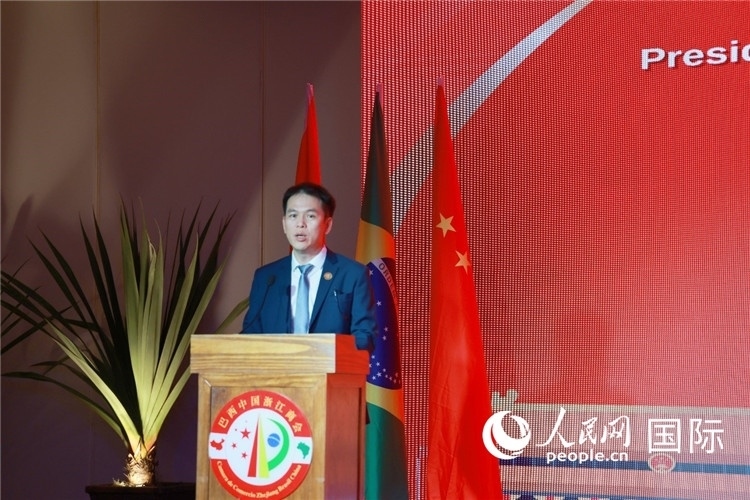 巴西中國浙江商會(huì)執(zhí)行會(huì)長陳翔廣宣讀賀電。人民網(wǎng)記者 陳海琪攝
