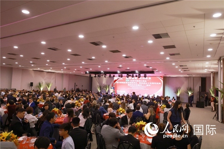 當(dāng)?shù)貢r(shí)間8月24日晚，巴西中國浙江商會(huì)第六屆理監(jiān)事會(huì)就職典禮在里約熱內(nèi)盧舉行。圖為就職典禮現(xiàn)場。人民網(wǎng)記者 陳海琪攝