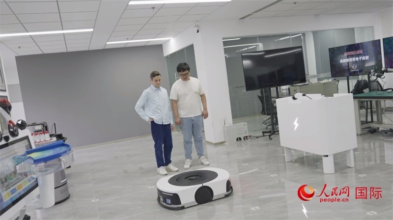 睿樂達機器人充電停車場。人民網(wǎng)記者 張榮攝