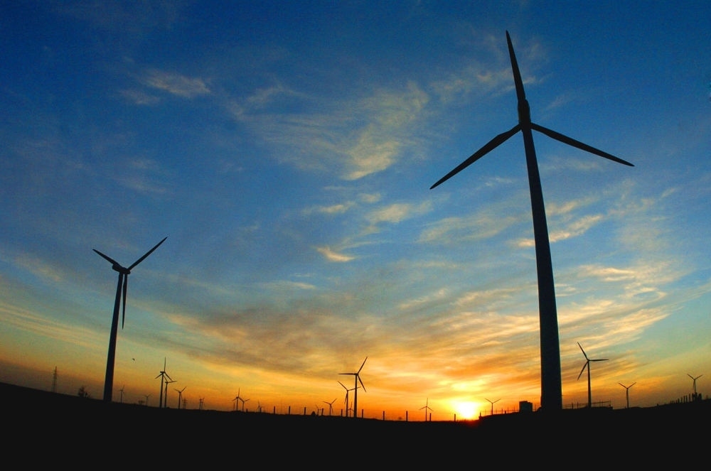 2005年，吉林省白城市通榆縣境內幾十部風力發(fā)電機組在工作。新華社發(fā)