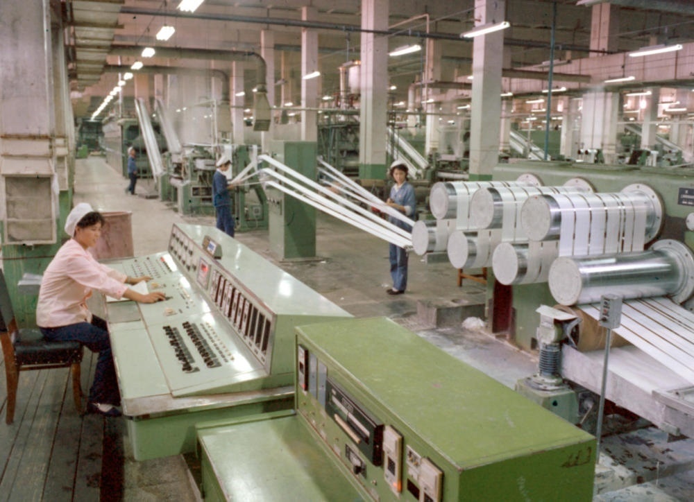 1981年，東北遼陽石油化學纖維廠抽絲車間一角。新華社發(fā)