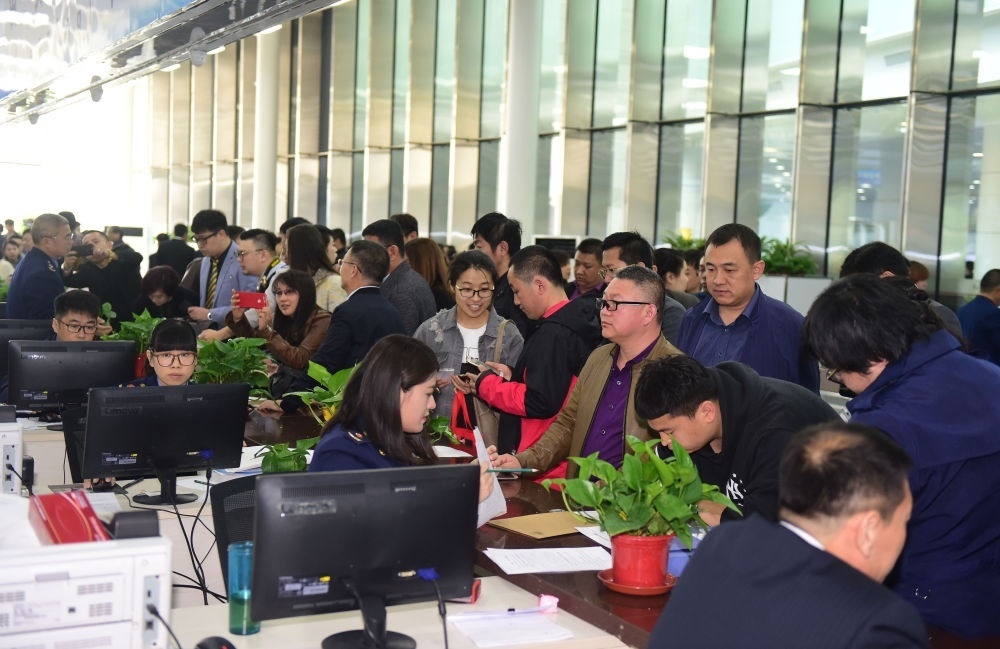 2017年4月10日，中國（遼寧）自由貿易試驗區(qū)沈陽片區(qū)揭牌當日，眾多企業(yè)咨詢注冊。新華社記者楊青攝