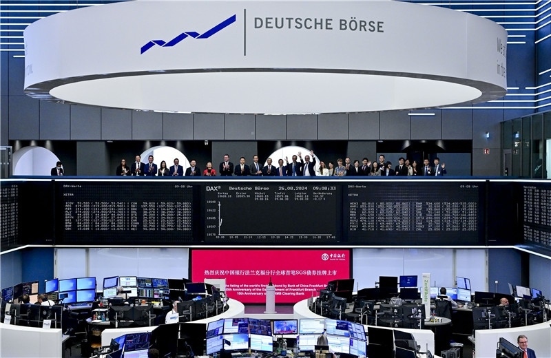 現(xiàn)場(chǎng)圖片：中國(guó)銀行法蘭克福分行負(fù)責(zé)人與多位來(lái)自金融界和企業(yè)界的嘉賓共同見(jiàn)證全球首支人民幣SGS債券在法蘭克福上市