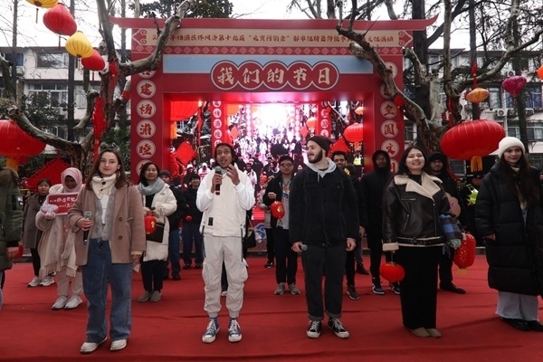 “熊貓叨叨”團(tuán)隊(duì)參加上海四平社區(qū)“元宵行街會(huì)”。