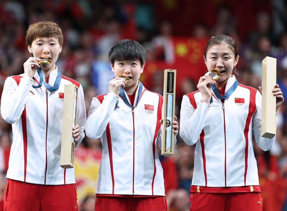 冠軍中國(guó)隊(duì)選手王曼昱、孫穎莎、陳夢(mèng)（從左至右）在巴黎奧運(yùn)會(huì)乒乓球女子團(tuán)體頒獎(jiǎng)儀式上（2024年8月10日攝）。新華社記者 王東震 攝