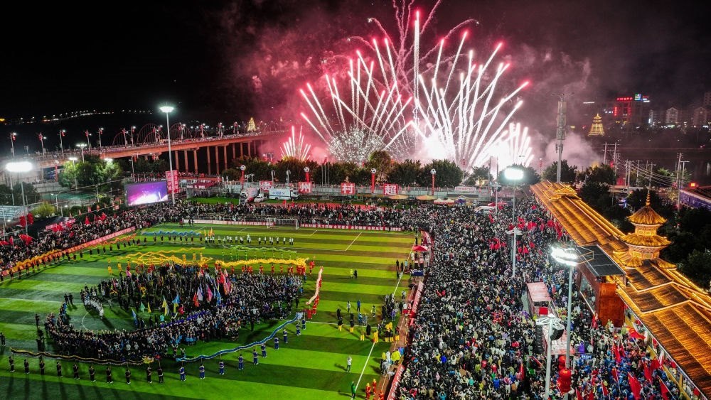 2024全國(guó)“村晚”示范展示活動(dòng)暨貴州“村超村晚”舉行音樂(lè)煙花秀表演（無(wú)人機(jī)照片，2024年2月3日攝）。新華社記者 劉續(xù) 攝