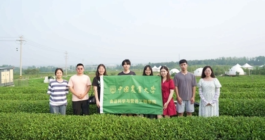 在山東日照，中國農(nóng)業(yè)大學(xué)食品學(xué)院實踐團(tuán)就農(nóng)業(yè)生產(chǎn)智能化設(shè)備、肥料選用等問題開展實地調(diào)研，并面向300余名村民陸續(xù)開展4次科普宣講。校方供圖